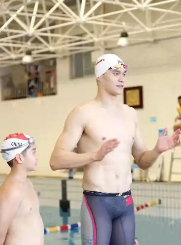 运动员的泳裤为什么那么花哨?