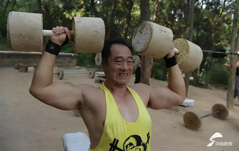 探访济南英雄山露天健身馆耄耋老人轻松提起二百斤杠铃
