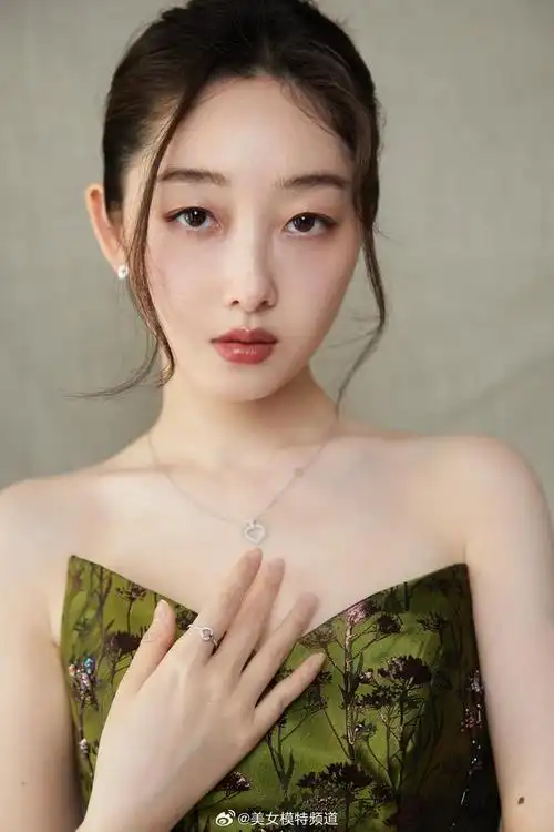 蒋梦婕花枝绿意长裙