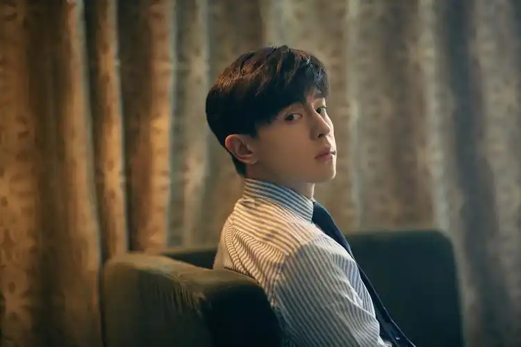 邓伦帅气回眸高清原图查看