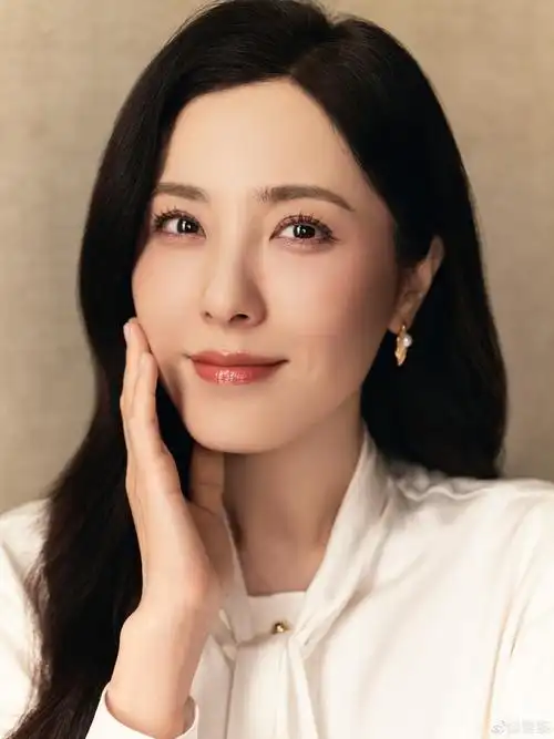 曾黎晒开工随拍##曾黎白色雪纺衫随拍#曾黎真的好漂亮啊!