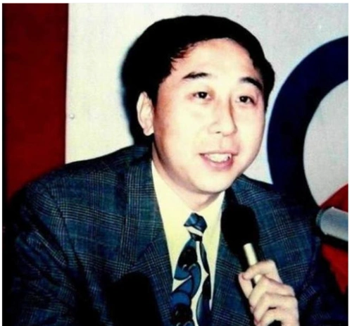 明星珍贵老照片:图4王祖贤深情望齐秦,图4年轻的葛优还有头发