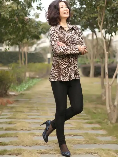 乐卡索时尚妈妈装加肥加大中老年服装春秋女装大码装女式长袖t恤图片