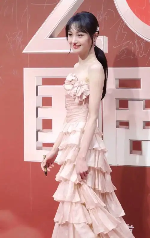 清秀气质女神郑爽蝴蝶背时尚写真