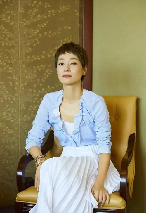 马伊琍气质越来越好穿v领上衣配百褶裙秀小蛮腰美成18岁