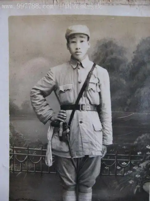 打绑腿,挎驳壳枪的解放军(5*7.4)
