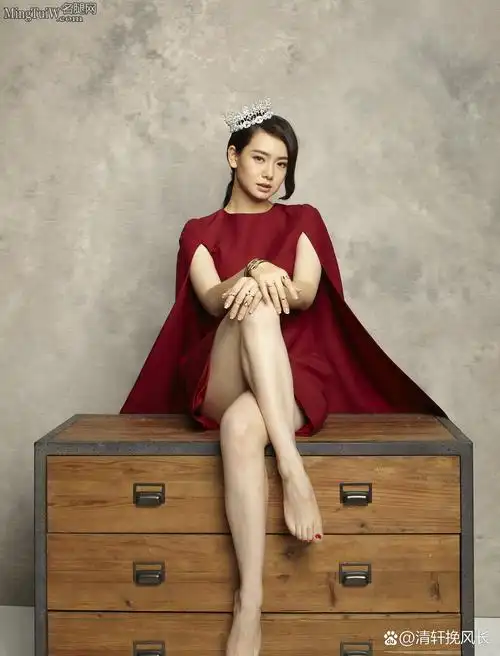 戚薇在《你好乔安》的定妆照中,身穿红裙展现完美长腿与玉足,尽显优雅