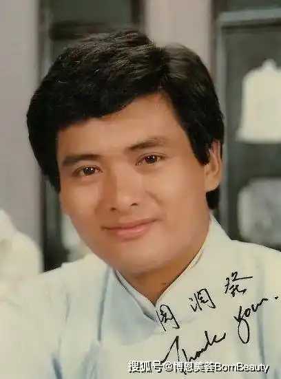 从年轻的时期的周润发的照片可以看到,周润发年轻的时候并没有出现