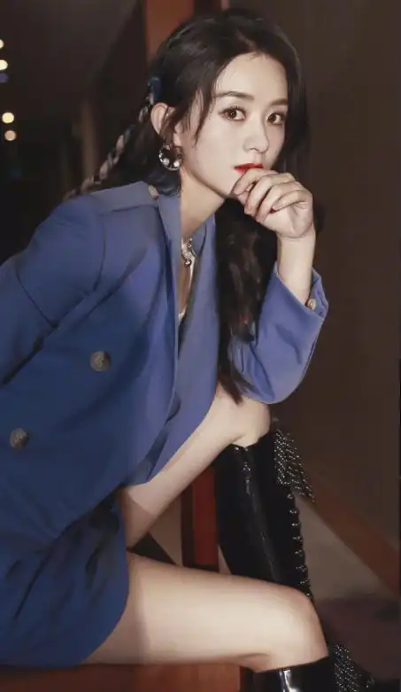 30赵丽颖学穿00后穿搭下身失踪粉蓝编发超酷飒网友冯绍峰真幸福