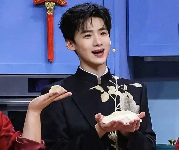 细数白敬亭被扒黑料,他还不公关回应,在等什么?_何炅