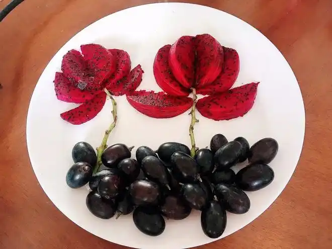 快手花朵果盘—火龙果葡萄的做法