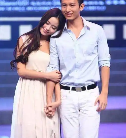 原创《云歌会》对袁冰妍避嫌,却和别的女星亲密,看看成毅有多双标!