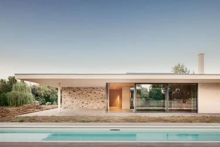 建筑穿透性极强的极简大平层别墅