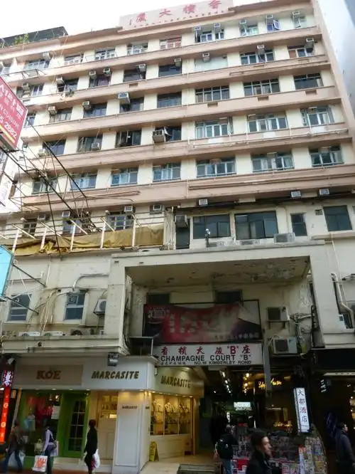 据知,《金宵大厦》的取景拍摄地点是香港尖沙咀的香槟大厦,随着剧集