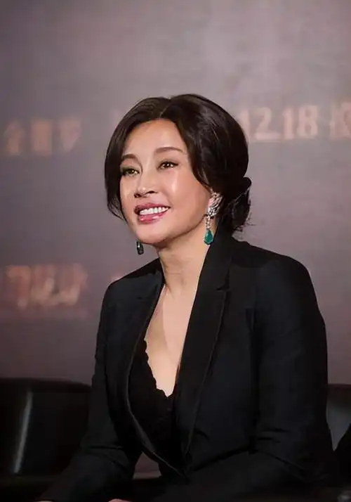 70岁刘晓庆新鲜照片震惊全网这是华丕还是妖怪