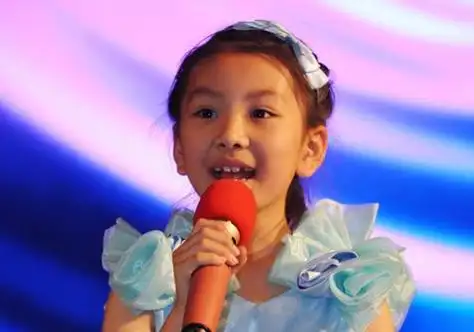 搭配露额马尾辫发型,身穿贵族公主裙的女孩在舞台上主持节目有模有样