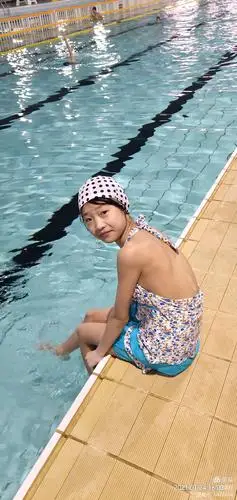 游泳馆里学游泳