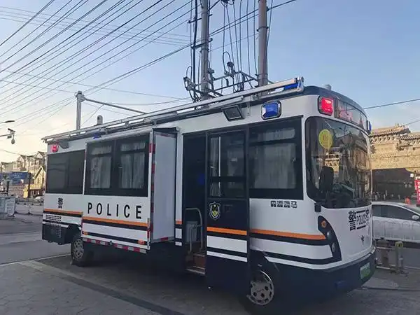 据了解,该移动警务室有蓝白色警用标识,外置警灯和高清摄像头,可对车