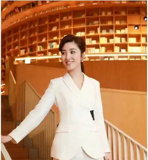 东方卫视一姐被取代,央视主持人大赛18强选手何卿将主持跨年晚会_陈辰