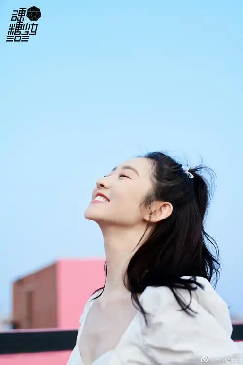 元气满满的硬糖少女303张艺凡今日直播造型定妆照