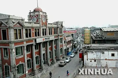 这是位于北京前门大街路旁的老盐业银行大楼(2006年3月8日摄).