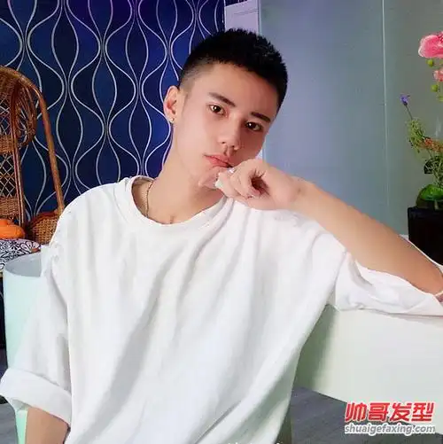 微博90后帅哥示范国字脸长脸男生好看的短发6