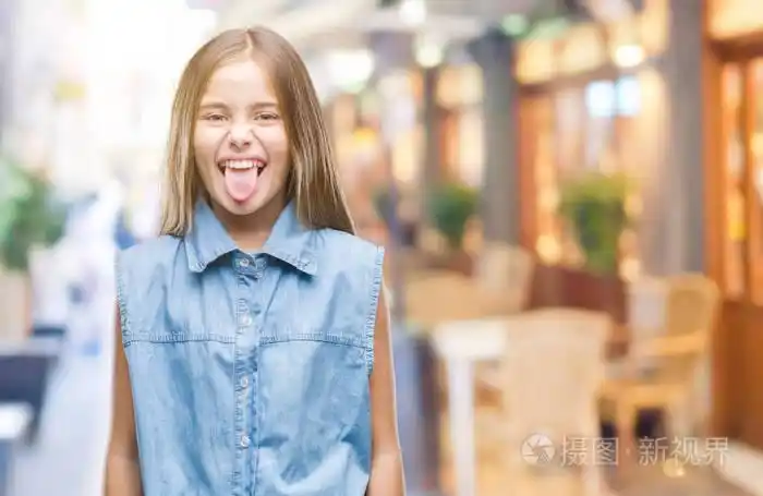 在与世隔绝的背景下, 年轻漂亮的女孩伸出舌头, 快乐的表情.情感概念