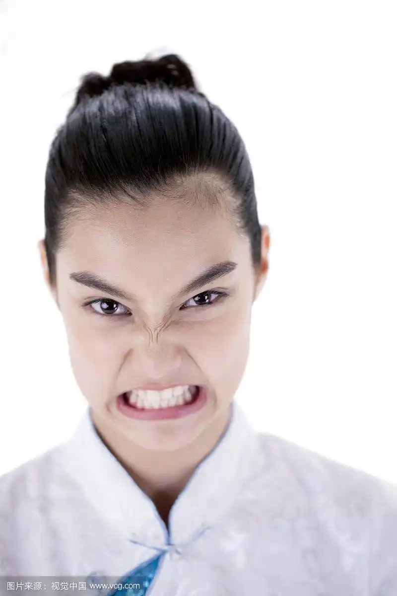女生正面面部表情
