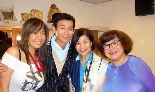 76岁郑少秋带三婚娇妻买豪车,大肆挥霍,夫妻两人长相如同两代