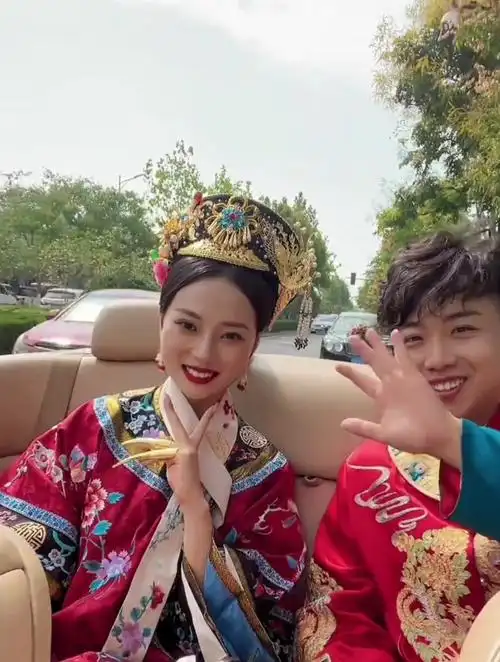 满族格格的婚礼,新人身着满族服装手持金如意,中华文化太美了