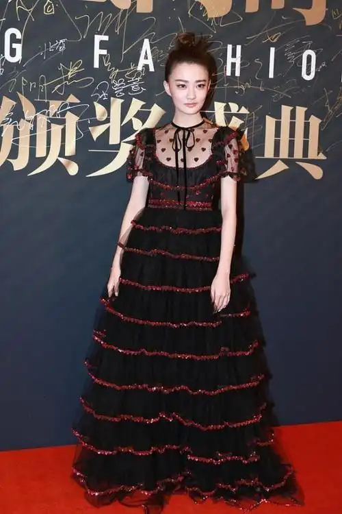 徐璐红毯惊艳造型合集(徐璐一身的公主造型很新潮)(4)