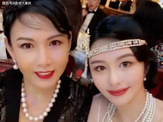 原创沈月开心晒母亲邱淑贞生日现场照花束堆满地壮观如花园