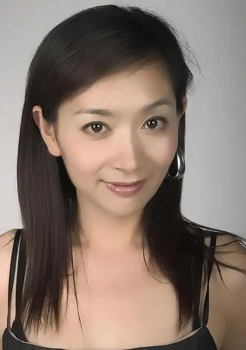 著名主持人王芳年少成名依旧尽职尽业成为妈妈后转为情感博主