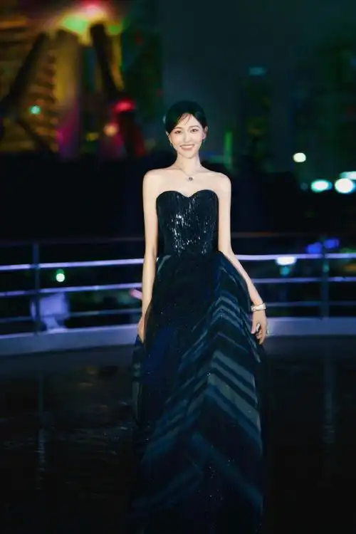 唐嫣上海雨夜大片