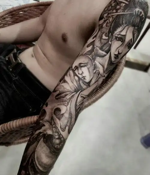 时尚好看的花臂花妓纹身图案