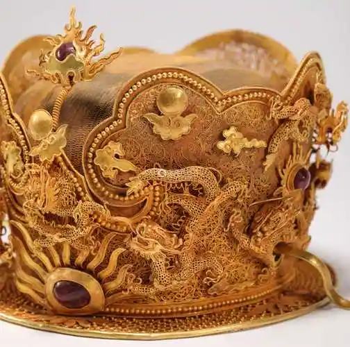 goldcapcrownwithgeminlayedfromqing清代嵌宝石纯金帽冠