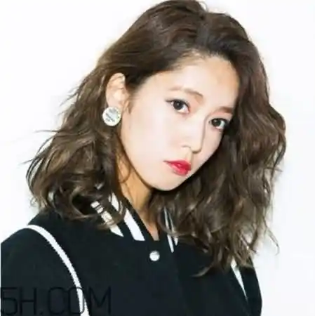 微卷烫发是这两年的流行趋势,同样也适合齐肩发型烫,只需将头发烫成微