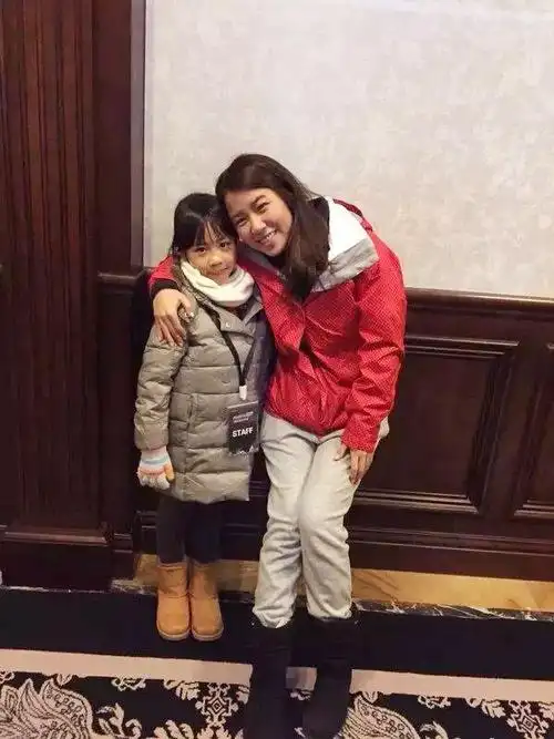 黎明罕晒全家照助理老婆气质温婉撞脸乐基儿女儿精致五官像爸