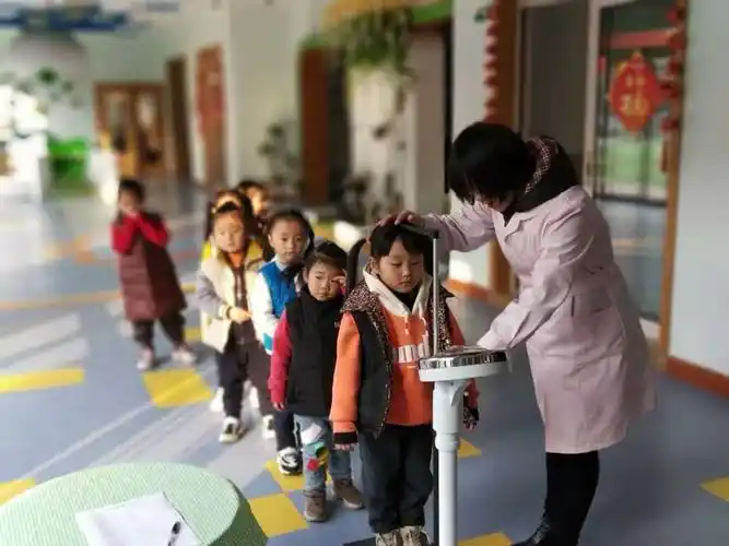记凯迪智阳幼儿园期末为幼儿测量身高体重活动