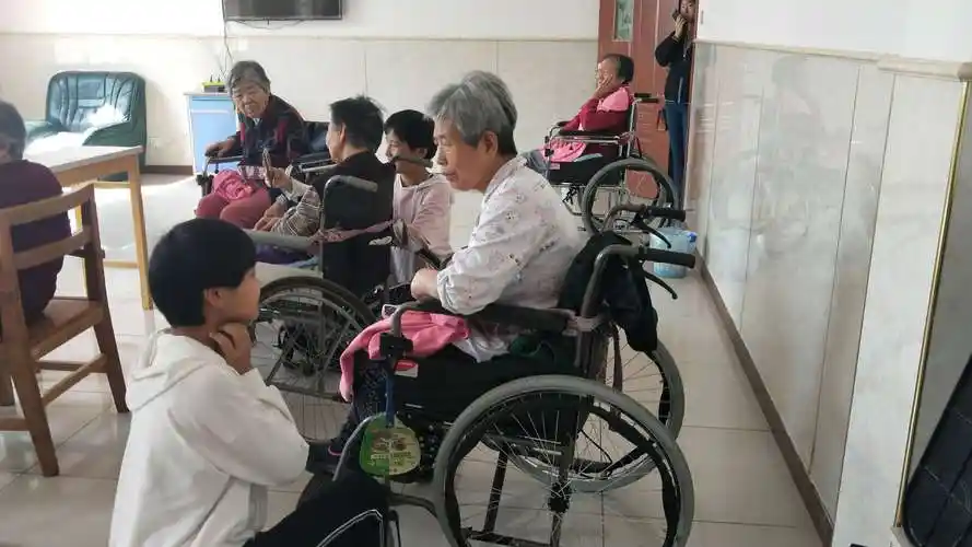 实验中学404班实践活动——关爱老人,走进敬老院