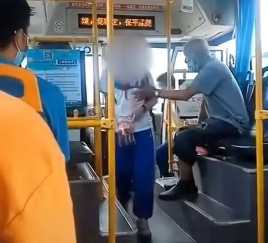 广东一老人公交车上公然抓捏女生胸部网友挂在墙上才会老实