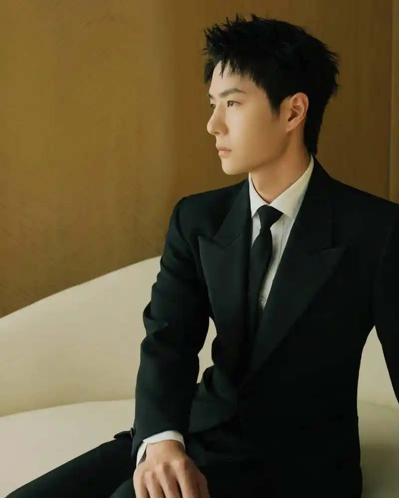 王一博此次金鸡奖红毯,低调干练,墨绿色西装,没有带任何配饰,眼神澄澈