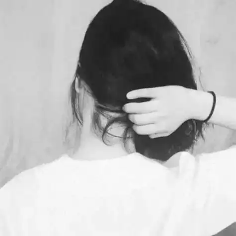 短发黑白背影头像女生