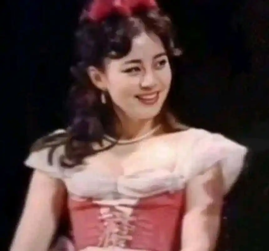 当年春晚舞台上,宋丹丹扮演的白云说:我年轻的时候那绝对不是吹,柳叶