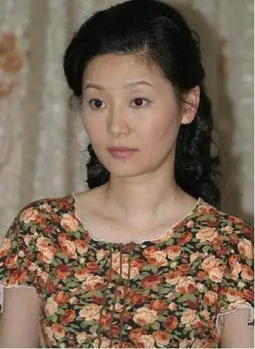 49岁徐帆近照曝光,皮肤紧致保养有方,她为何没有亲生孩子?