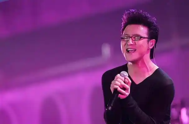 汪峰,作为一名才华横溢的摇滚歌手,以其酷炫的外貌和充满情感的嗓音而