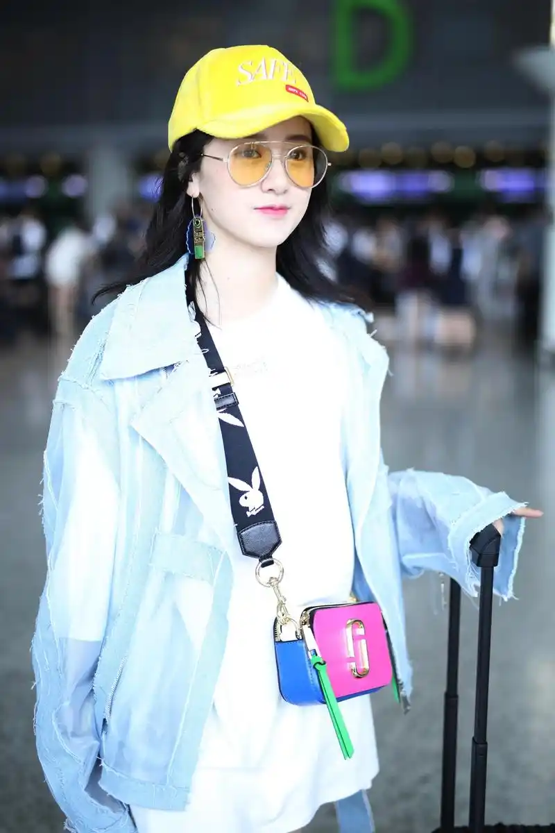 袁冰妍休闲搭配现身机场糖果色配饰清新可爱