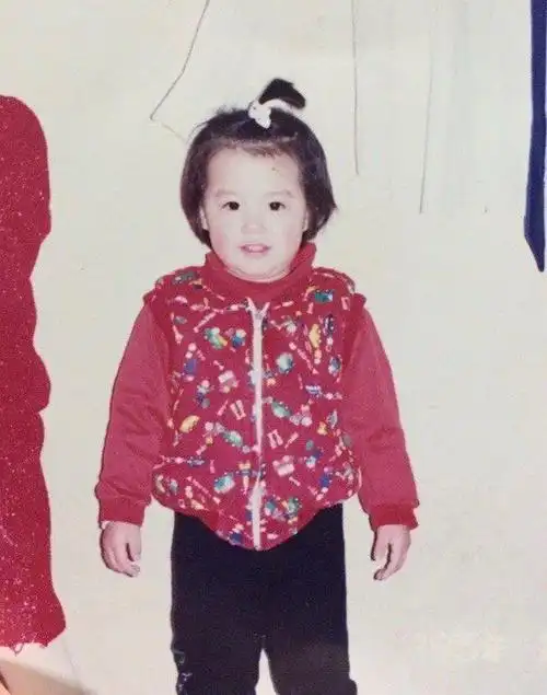 金智媛童年旧照曝光:女装甜美呆萌,男装帅气可爱