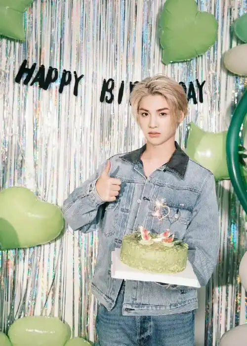 黄明昊生日照随拍##黄明昊21岁生日照随拍
