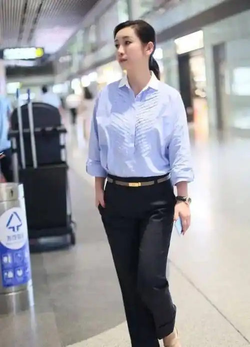 生活中的秦海璐不讲究,素颜自驾出游,肤色蜡黄还秃眉也没遮掩!